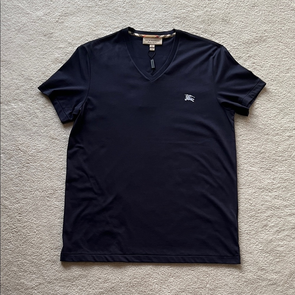 Burberry Jadford Vneck T-shirt with iconic Equestrian Knight logo Size M NWT